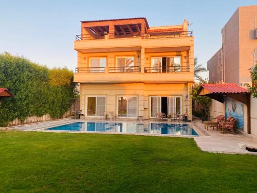 ‘Izbat as Sarahnah Villa | Lovely Villa 5- bedroom with Overflow Pool with Nice Garden at Green Oasis Resort