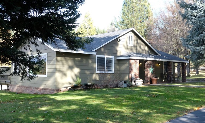 Mount Shasta House | Loveta Hideaway