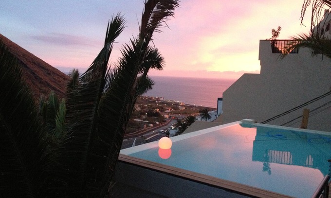 La Calera House | lovingly furnished holiday home with pool and sea view