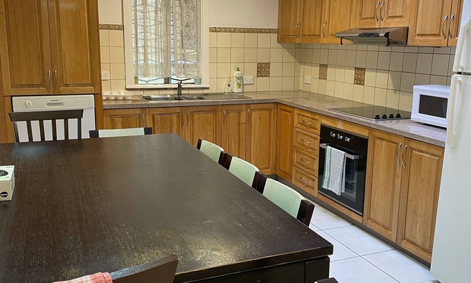 Granville House | Low price clean linen free stuff G2 sleep 15 persons