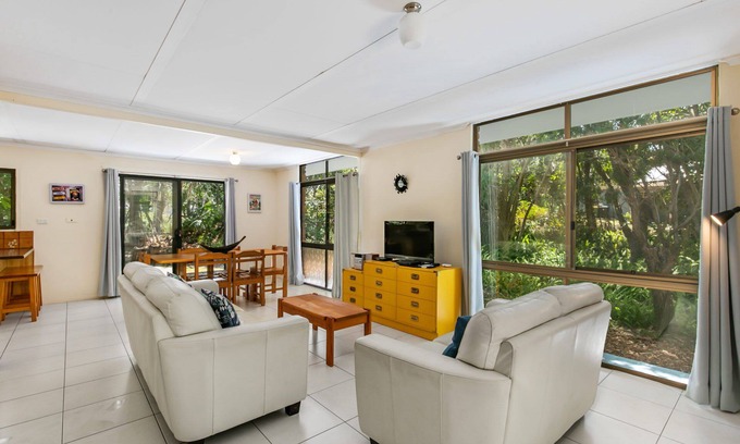 Point Lookout House | Low set 2 bedroom house only minutes walk to Cylinder and Home Beaches.