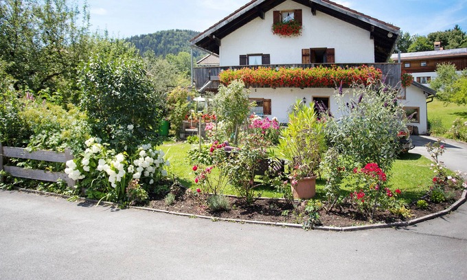 Fischbachau Apartment | "Löwenzahn" apartment with mountain view, terrace & Wi-Fi
