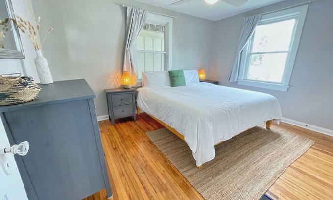 Jacksonville Beach Apartment | Lower · 2/1 - Lower Unit - 4 Blocks to the Beach