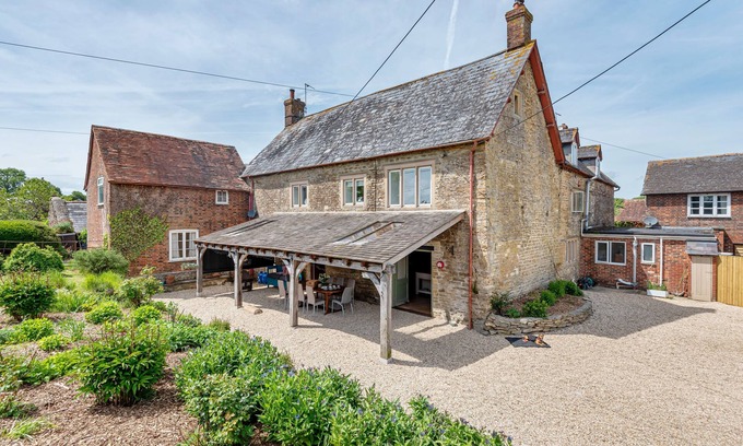 Sturminster Newton Cottage | Lower Fifehead Farm - characterful 17th century farmhouse that sleeps 10 guests in 5 bedrooms