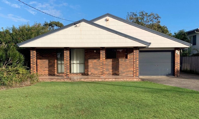 Bongaree House | Lowset Pet Friendly Home