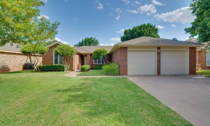 Lubbock House | Lubbock Home w/Deck & Yard - 8 Miles to TTU!