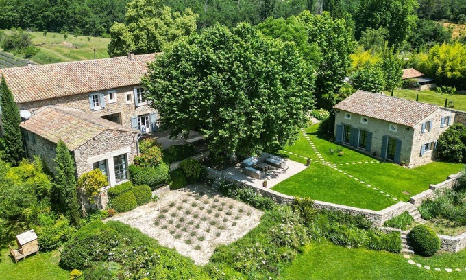 Goult House | Luberon – A magnificent character property – Sleeps 17