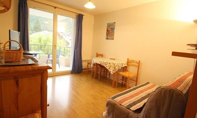 Bagneres-de-Luchon Apartment | Luchon: Appart 2 pièces cabine - Balcon, Parking - FR-1-313-166
