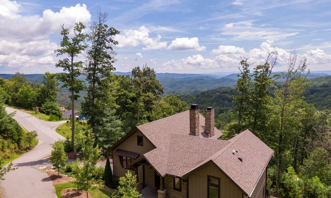 Deep Gap House | Lucky Landing - BRMC amenities, pets, views, hot tub, fire pit, game tables