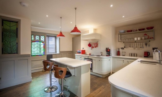 Ludwel Apartment | LUDLOW – Linnet House: Townhouse with Parking, Central Location, Sleeps 8