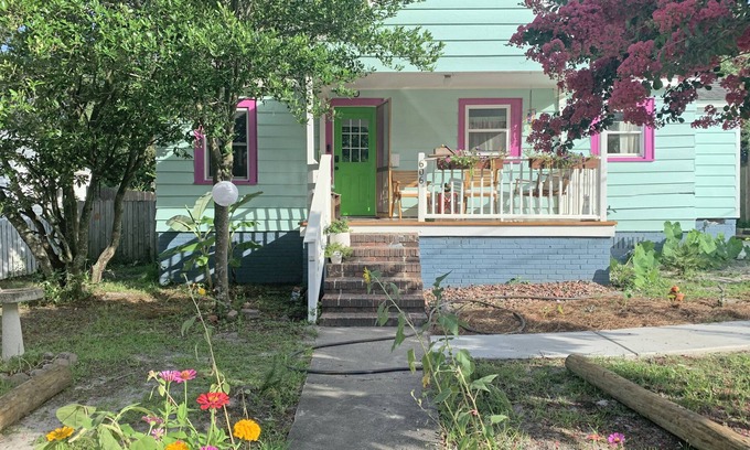 Wilmington House | Lullaby at the Lake - 1 bed 1 bath bungalow - Sleeps 4! Small pets welcome!