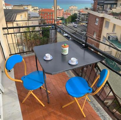 Varazze Apartment | Luminoso alloggio vista mare, comodo alla spiaggia