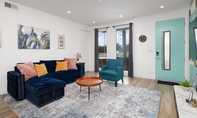 Old Town House | Luminousness Reflection 4B2.5B Home