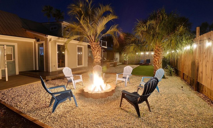 Lower Grand Lagoon House | 🌴Lush backyard, vaulted open concept, quiet,7 min walk 2 beach, plenty parking!