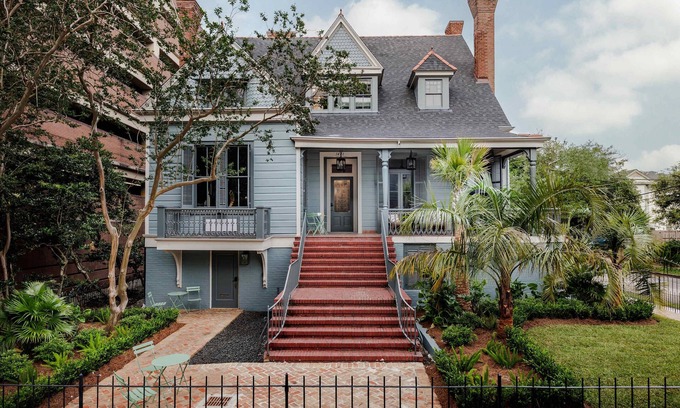 Touro Hotel | Lush Garden District Units With Shared Heated Pool