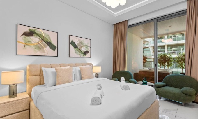 Business Bay Apartment | Lush Living w jacuzzi and Burj Khalifa view