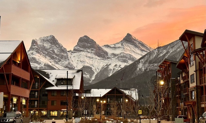 Canmore Condo | *LUX* 1 BR King Condo DT Canmore, Heated Parking, Hot tub
