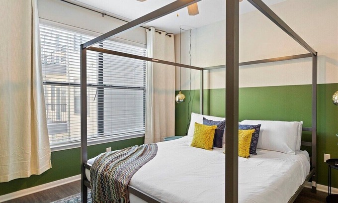 St. Edwards Apartment | Lux 1B near Downtown! Comfy King Bed,Fast WiFi,Gym