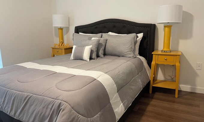 Downtown Apartment | Lux 2BD condo with pool, gym, hot tube, barbecue, free parking