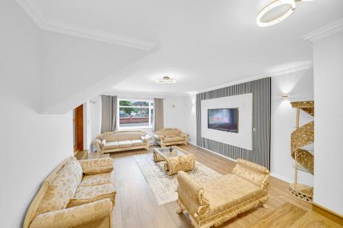 Brent Apartment | Lux 5 Bed sleeps 11, 10 mins from Wembley Stadium, Jacuzzi and Steam Shower