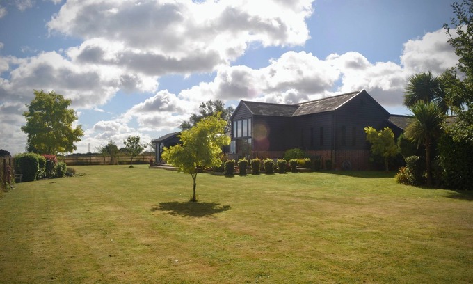 Manningtree House | Lux barn retreat, in wraparound garden. 4 bedrooms, sleeps 11. Close to beach