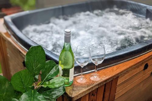 Albury Villa | Lux Central 3BR - outdoor spa