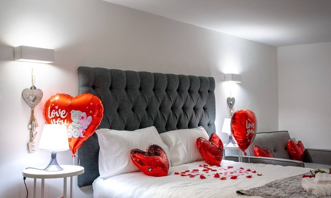 Kirkheaton Apartment | Lux & Comfort Romantic Apt