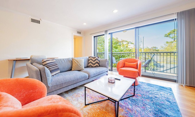 Central Hyde Park Condo | Lux Condo w POOL & Parking