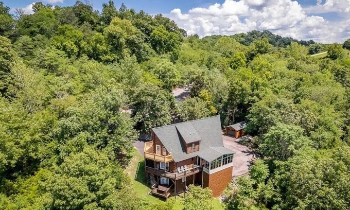 Smithville Cabin | Lux Getaway by Center Hill Lake - Hot Tub - 3BD/3BA + Bunk Room