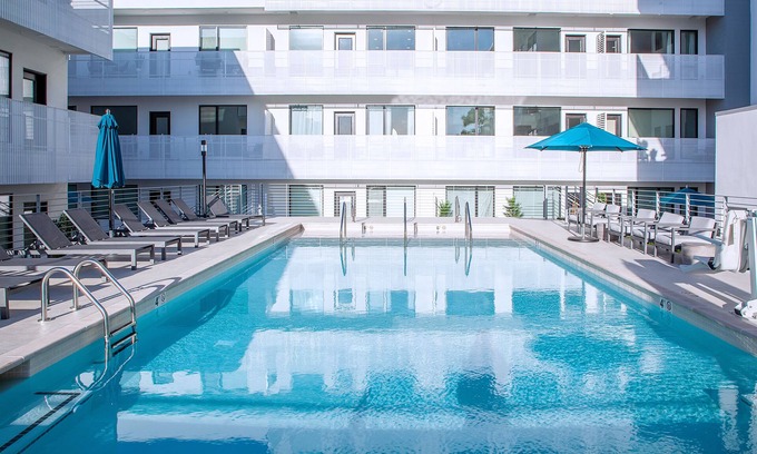 Edgehill Condo | LUX-MODERN Condo Pool View, FREE Parking, Gym, 10 mint walk to the Gulch!
