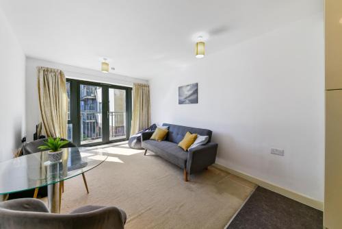 Bow Apartment | Luxe 1 bed flat 5 mins to Stratford - Free Parking