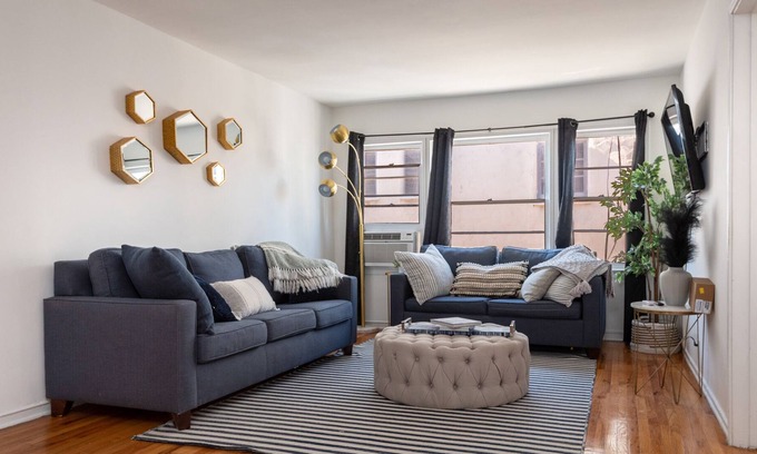 Carthay Circle Apartment | Luxe 1-bedroom Apartment with Hot Tub