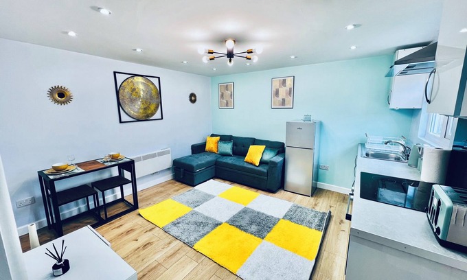Luton Ski Chalet | Luxe 1B Chalet LTN Airprt,L&D hospital, Whipsnade Zoo,Fast access to London