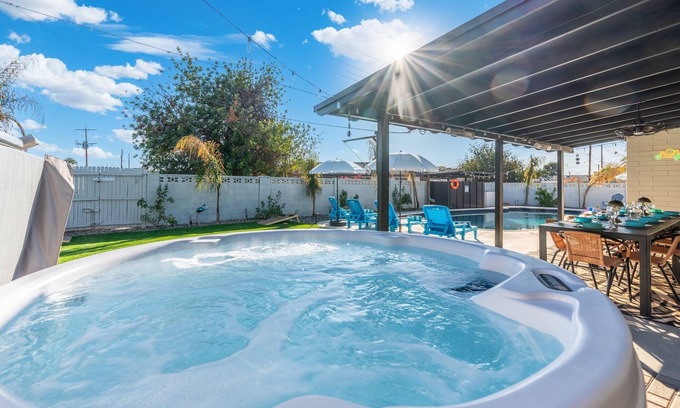 Village Grove House | Luxe 2 BR House, FREE Heated Pool, Hot Tub, 5min Old Town, 15min Barrett Jackson