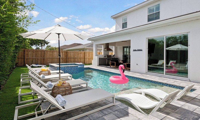 Naples Park House | Luxe 2 Ensuites. Salt Pool/Spa. Close 2 beach, shops & food. NEW! 4 king beds!