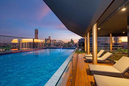 Fortitude Valley Apartment | Luxe 3BR Apt with City Views, Car Park and Rooftop Pool