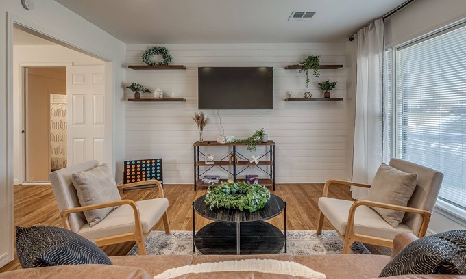 Central Oklahoma City House | Luxe 3BR Farmhouse-style Home Near Lake Hefner