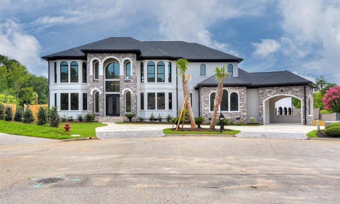 Evans House | Luxe 5-bedroom estate with expansive backyard, pool and outdoor kitchen