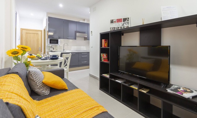 Castillejos Apartment | Luxe Apartment Madrid North Real Madrid Stadium HGA5
