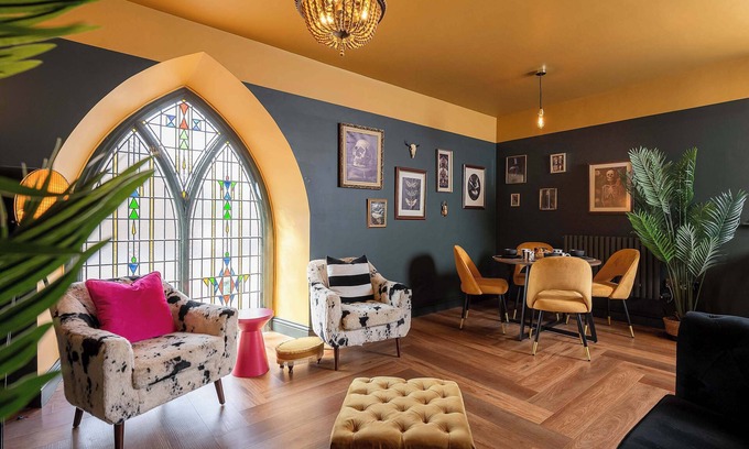 Barnard Castle Apartment | Luxe Chapel Apartment with Roll-Top Bath