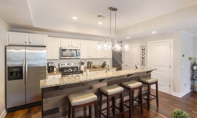 Old Town Bluffton House | Luxe Condo in Old Town Bluffton + Elevator + Walkable to everything!