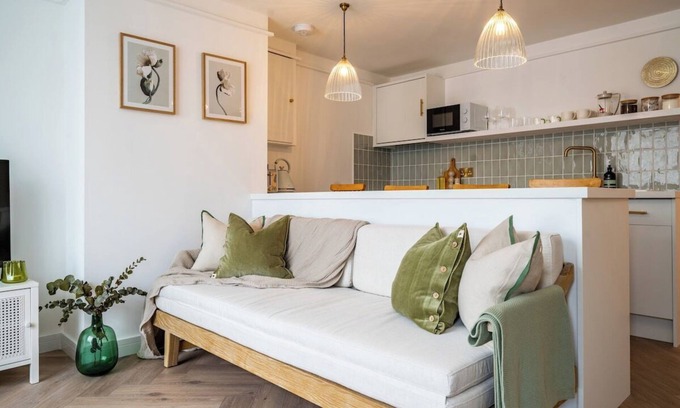 Stow-on-the-Wold Apartment | Luxe Contemporary Cotswold Pad - heart of Stow