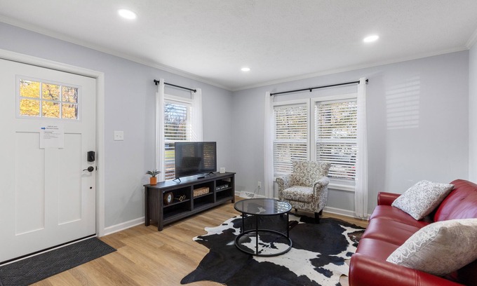 Ettrick House | Luxe Cottage - South ChesterfieldnStylishly renovated, w/large master suite nnn