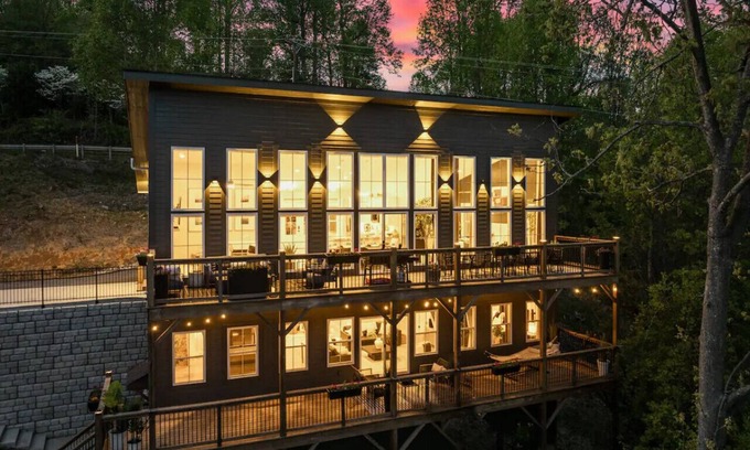 Laurel Park Apartment | Luxe Epic Mountain Views HotTub FirePit EV Charger