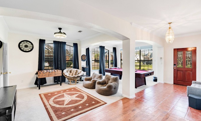 Grand Prairie House | Luxe Group stay 3000 SQ FT w/Theater, Games & Outdoor vibes