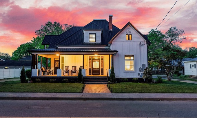 Sevierville House | Luxe & Historic Gem: Pool, Hot Tub, Cinema, Games!