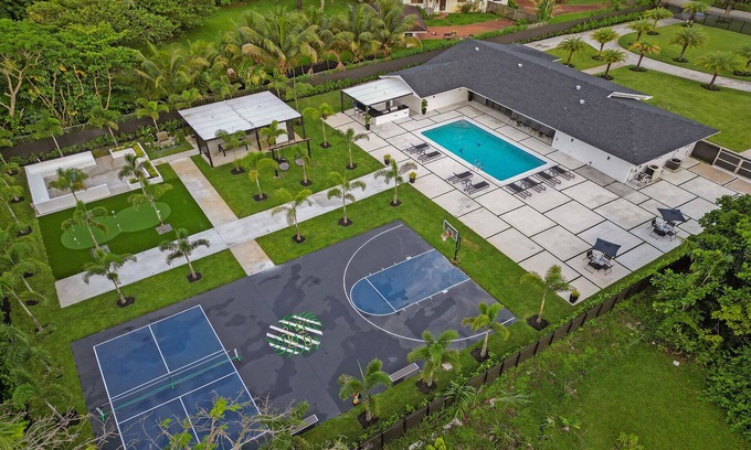 Golden Glades House | LUXE HOME: Heated Pool, BKT Ball Court, Pickleball etc.
