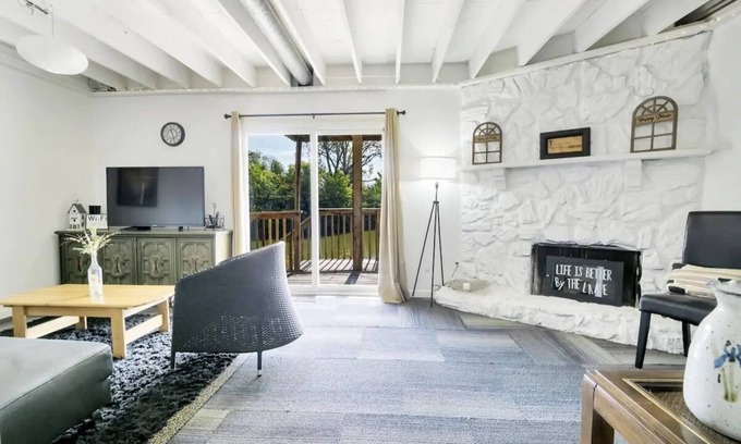 Grandview House | Luxe Lakefront Getaway in Heart of City! (CDC Safe)