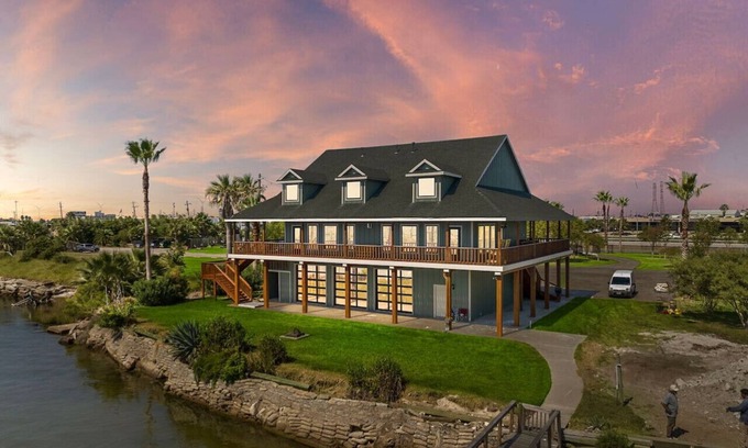 Galveston House | Luxe Lodge, Bayfront with Event Space, Views, Chef`s Kitchen