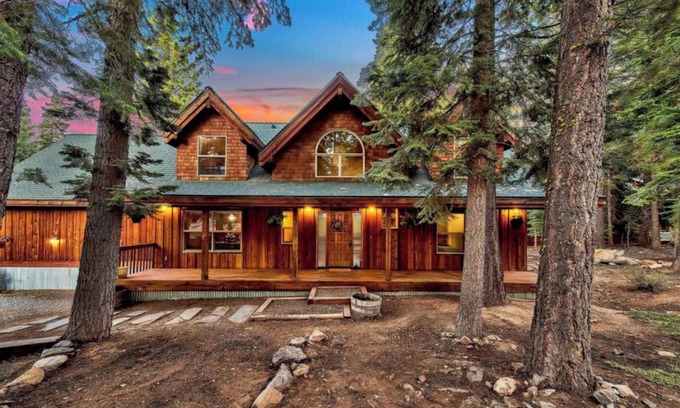 Ponderosa Palisades House | Luxe Modern Farmhouse w/bunk room and sports lawn